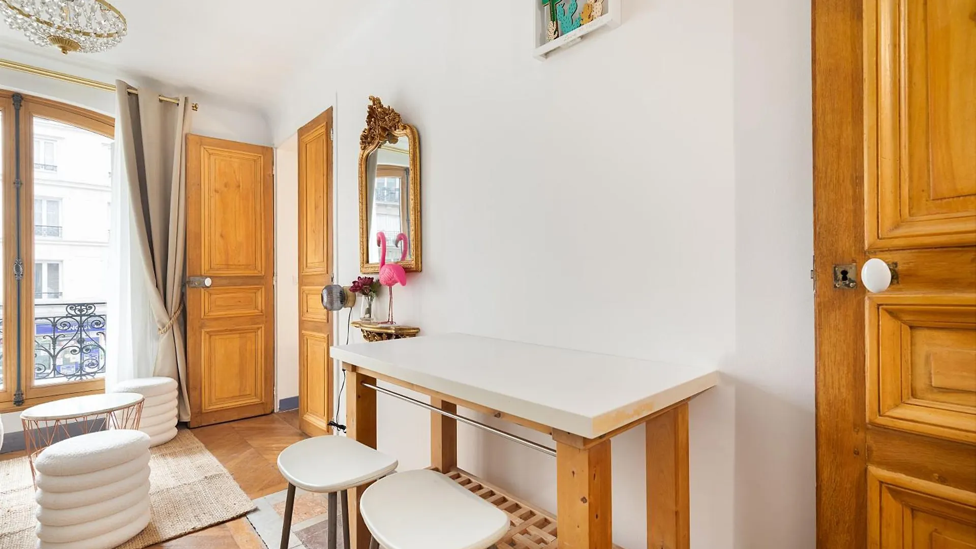 Haussmannian Elegance Close To Montmartre Appartement Parijs