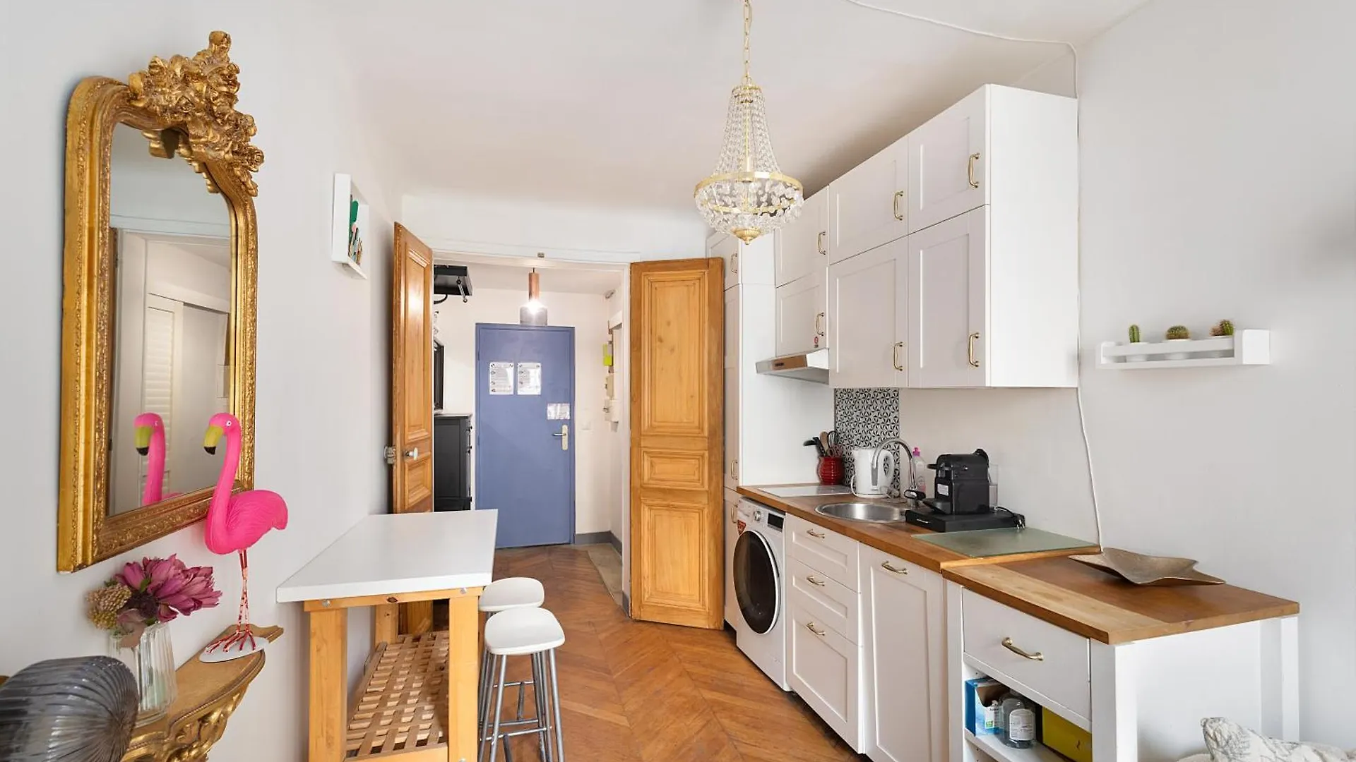Haussmannian Elegance Close To Montmartre Parijs